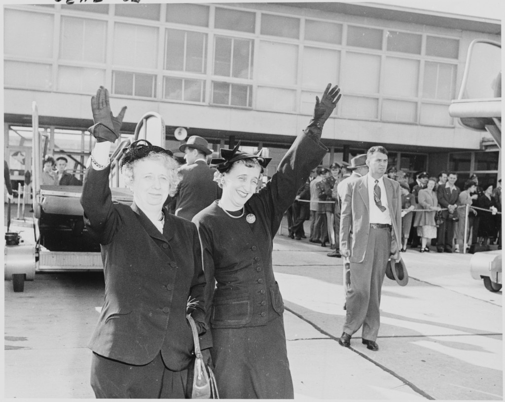 Photograph_of_First_Lady_Bess_Truman_and_Margaret_Truman_waving_goodbye_to_the_President_as_he_leaves_Washington..._-_NARA_-_200244